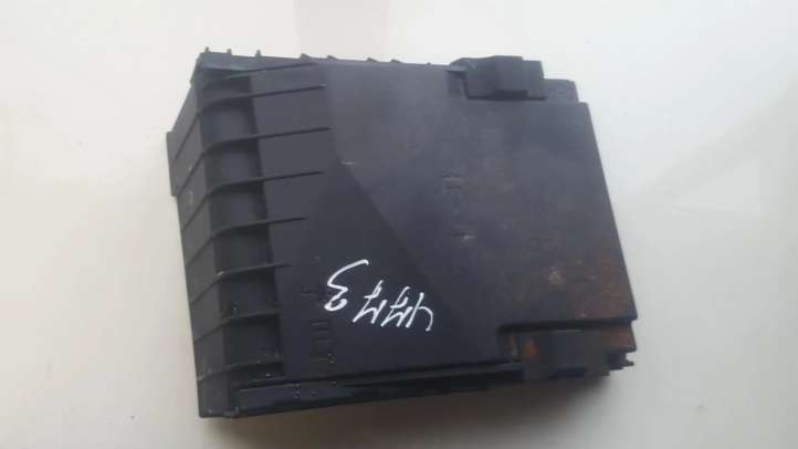 Volkswagen PASSAT B6 (2005 - 2010)  1K0937132F Крышка ящика предохранителей