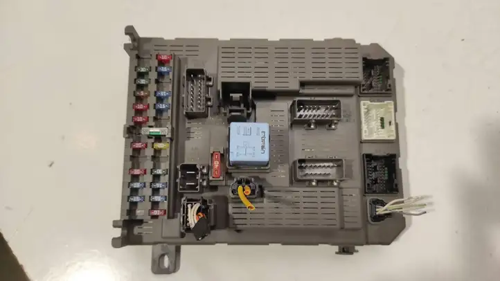 Citroen C5 (2001 - 2004) 9637466180 Блок предохранителей — фото 3