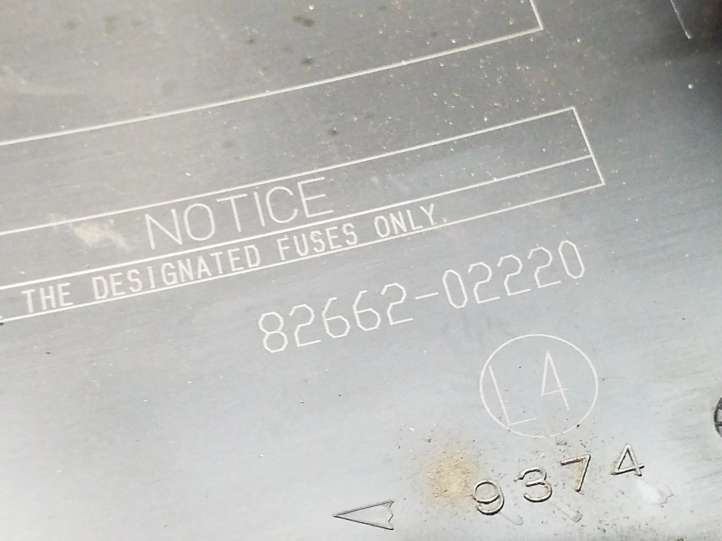 Toyota Auris 150 (2006 - 2012)  8266202220 Крышка ящика предохранителей