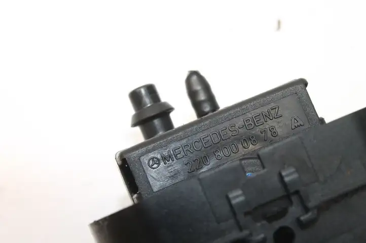 Mercedes-Benz S W220 (1998 - 2006) 2208000878 Кнопка фаркопа в багажнике — фото 5