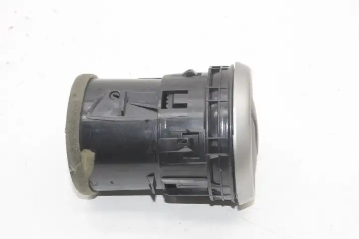 Nissan Qashqai (2010 - 2013) 68760JD10A Воздушная решетка панели — фото 2