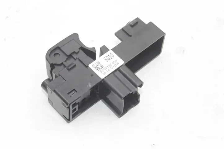 Subaru Forester SJ (2013 - 2018) 83071SG100 Кнопка фаркопа в багажнике — фото 2