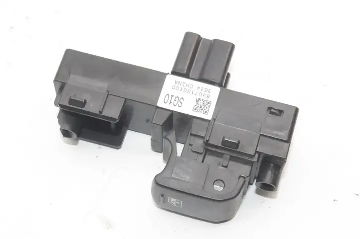 Subaru Forester SJ (2013 - 2018) 83071SG100 Кнопка фаркопа в багажнике — фото 1