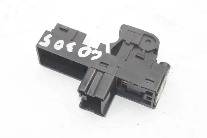 Subaru Forester SJ (2013 - 2018) 83071SG100 Кнопка фаркопа в багажнике — фото 2