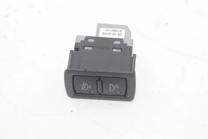 Audi A4 S4 B8 8K (2007 - 2011) 4F0962109 Кнопка фаркопа в багажнике — фото 2
