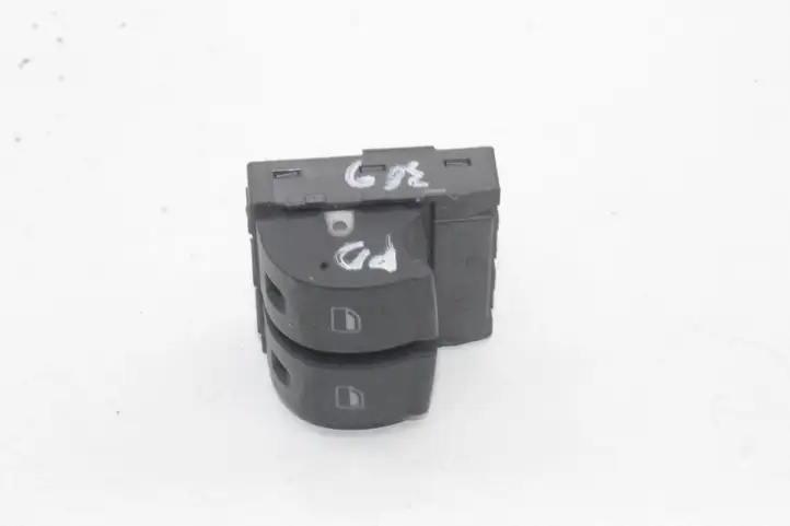 Audi TT TTS Mk2 (2006 - 2010) 8E0959851A Кнопка фаркопа в багажнике — фото 2