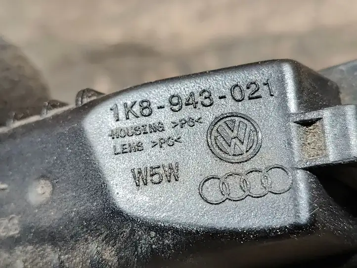 Volkswagen Golf VI (2009 - 2013) 1K8943021 Подсветка номера — фото 3