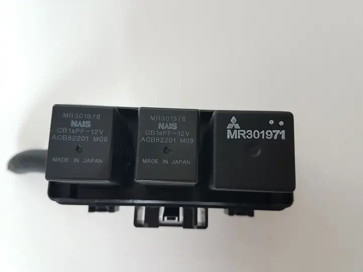 Mitsubishi ASX (2010 - 2016) 8565A089 Блок монтирования реле — фото 4