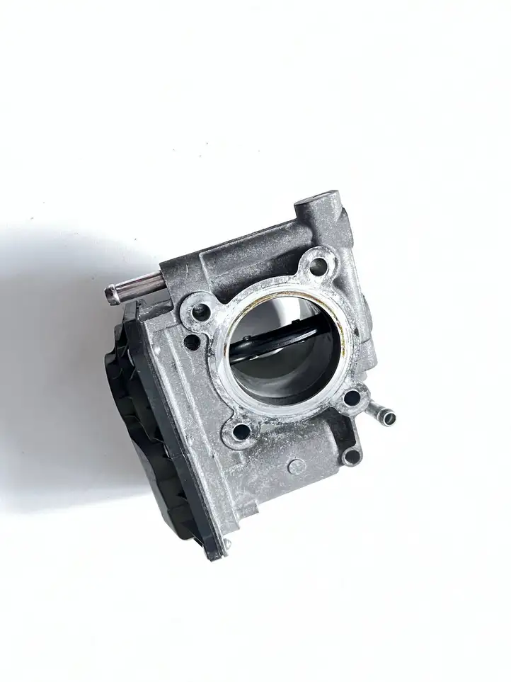 Mazda 3 II (2011 - 2013) R2AA136B0 Дроссельная заслонка — фото 3