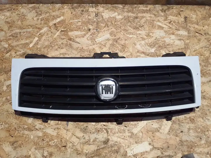 Fiat Scudo (1996 - 2007) 1497652077 Передняя решетка — фото 1