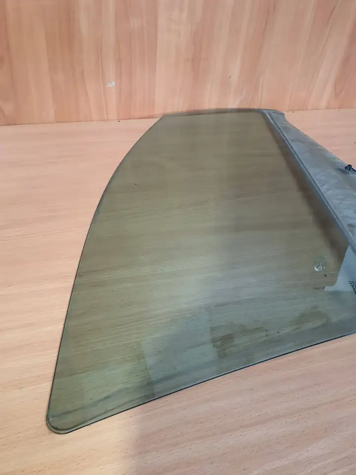 Renault Captur (2013 - 2020)  43R001582 Основное стекло передних дверей (четырехдверного автомобиля)