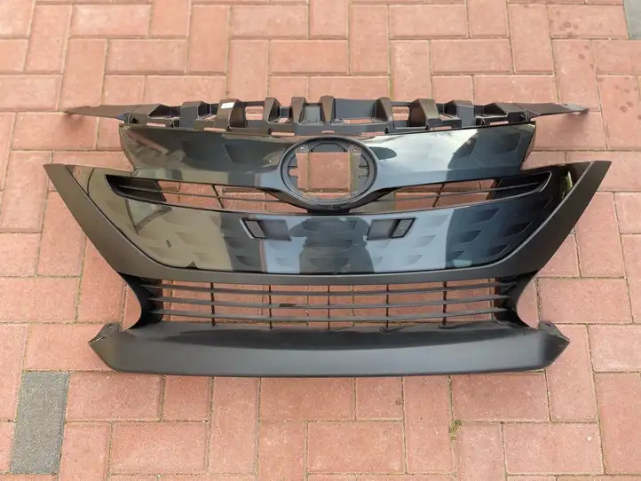 Toyota Prius Prime (2017 - )  5310147040 Верхняя решётка