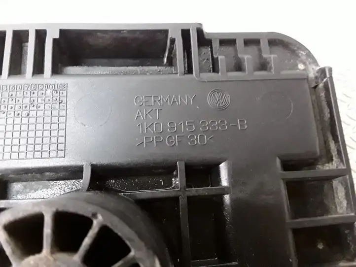 Volkswagen Touran I (2003 - 2010) 1K0915333B Площадка аккумулятора — фото 2