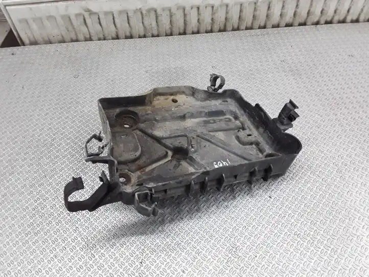 Fiat Grande Punto (2005 - 2014) 55702622 Площадка аккумулятора — фото 1