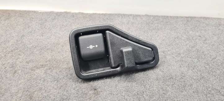 BMW 3 F30 F35 F31 (2012 - 2018)  7462717 12 V гнездо (сзади)