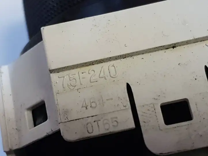 Toyota Yaris (2014 - 2019) 192831 Блок кнопок стеклоподъемников — фото 2
