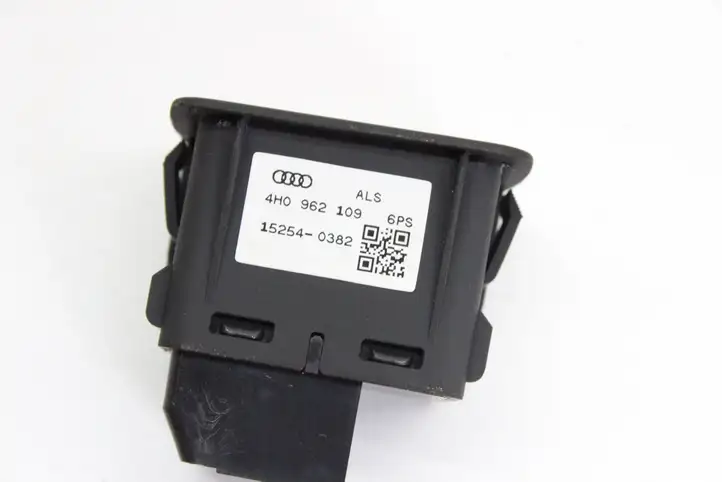 Audi A6 C7 (2014 - 2018) 4H0962109 Кнопка фаркопа в багажнике — фото 3