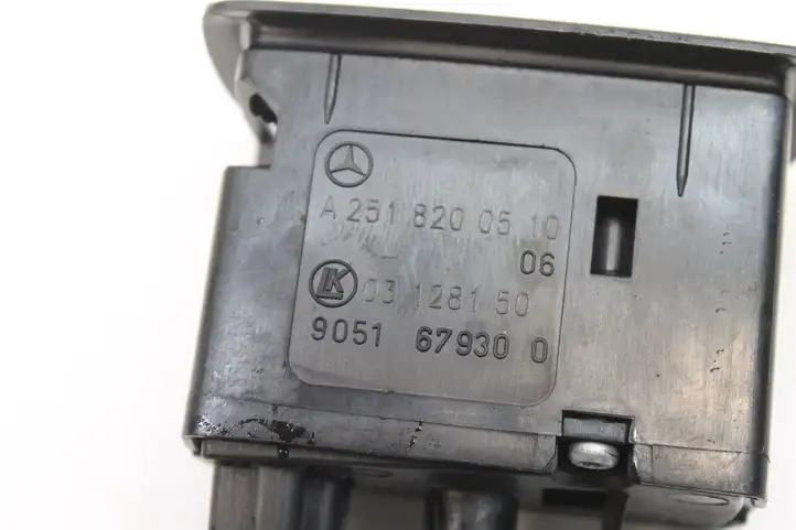 Mercedes-Benz R W251 (2005 - 2013) A2518200510 Кнопка фаркопа в багажнике — фото 4