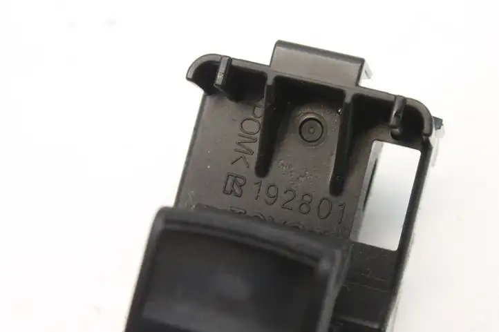 Toyota Prius (XW30) (2009 - 2015) 192801 Кнопка фаркопа в багажнике — фото 5