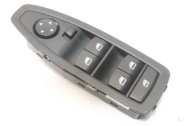 BMW 1 F20 F21 (2011 - 2019) 9208110 Кнопка фаркопа в багажнике — фото 1