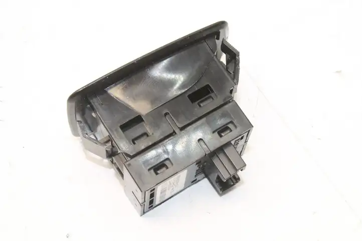BMW 1 F20 F21 (2011 - 2019) 9208106 Кнопка фаркопа в багажнике — фото 4