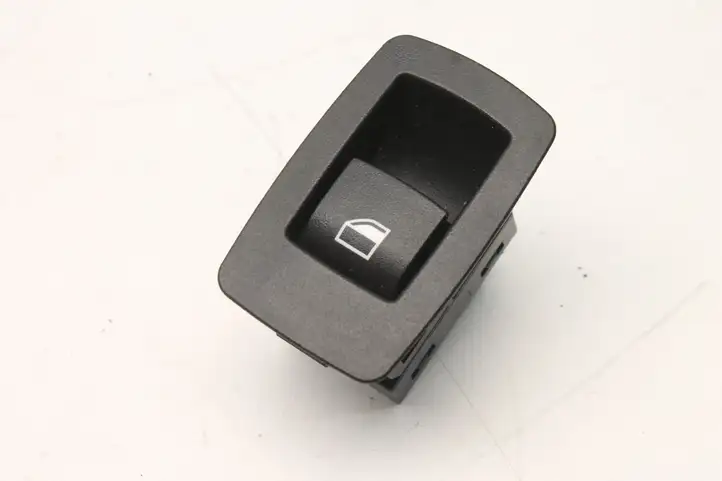 BMW 1 F20 F21 (2011 - 2019) 9208106 Кнопка фаркопа в багажнике — фото 1