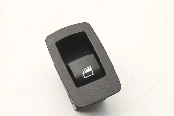 BMW 1 F20 F21 (2011 - 2019) 9208106 Кнопка фаркопа в багажнике — фото 2
