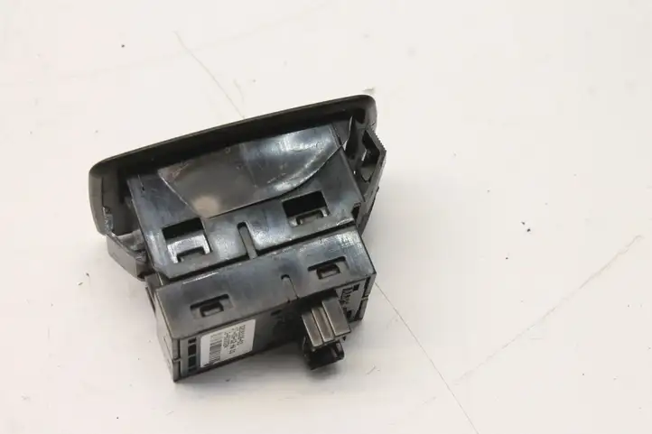 BMW 1 F20 F21 (2011 - 2019) 9208106 Кнопка фаркопа в багажнике — фото 3