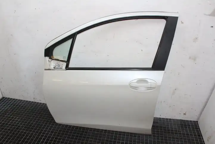 Toyota Yaris (2014 - 2019) Дверь — фото 1
