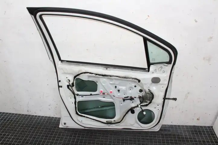 Toyota Yaris (2014 - 2019) Дверь — фото 4