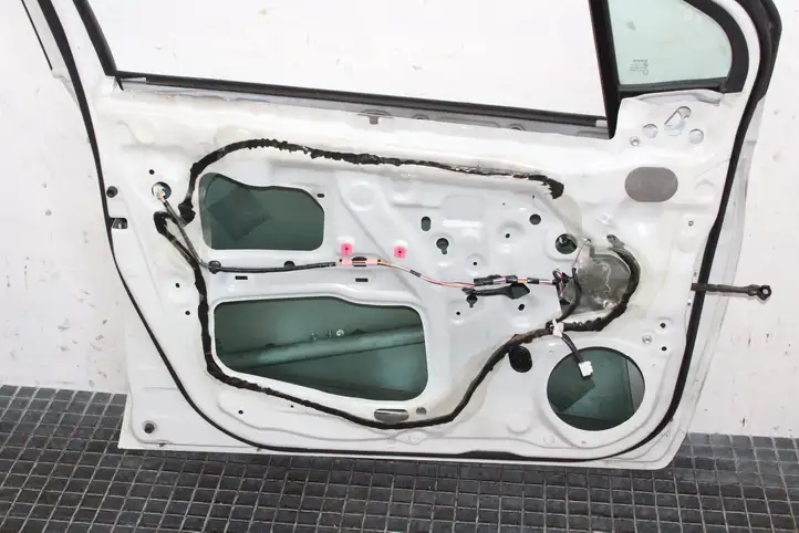 Toyota Yaris (2014 - 2019) Дверь — фото 7