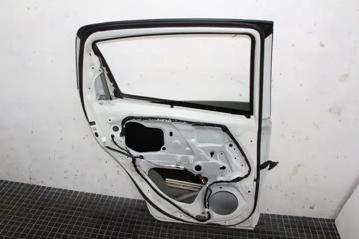 Toyota Yaris (2014 - 2019) Задняя дверь — фото 3