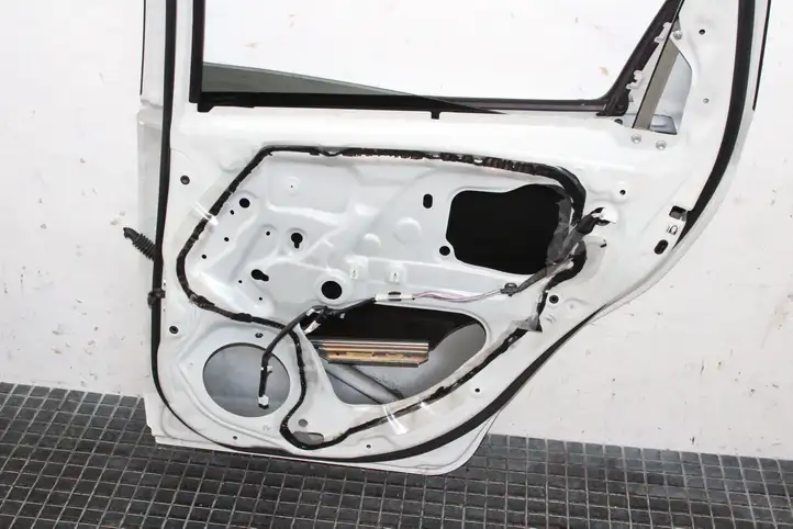 Toyota Yaris (2014 - 2019) Задняя дверь — фото 4