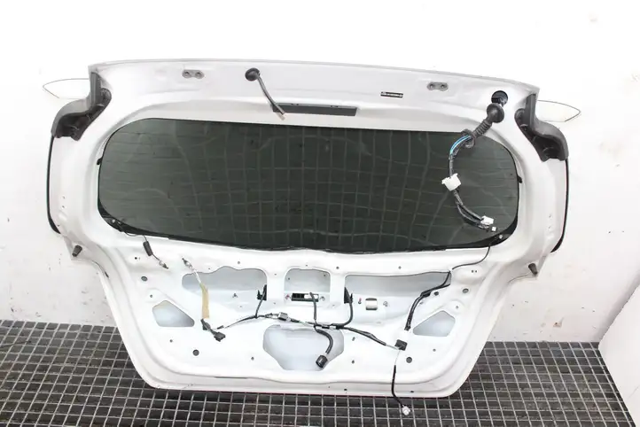 Toyota Yaris (2014 - 2019) Крышка багажника — фото 2