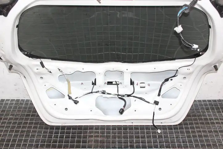 Toyota Yaris (2014 - 2019) Крышка багажника — фото 5