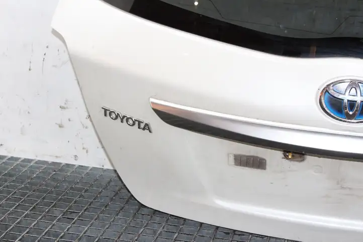 Toyota Yaris (2014 - 2019) Крышка багажника — фото 11