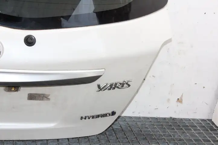 Toyota Yaris (2014 - 2019) Крышка багажника — фото 12