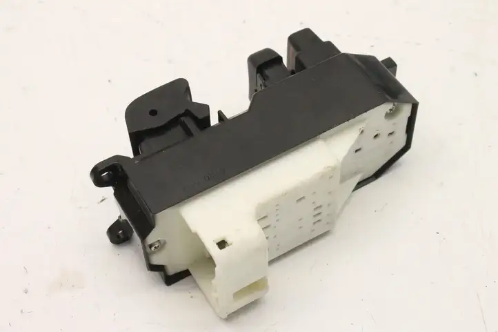 Toyota Yaris (2014 - 2019) Кнопка стеклоподъемников — фото 4