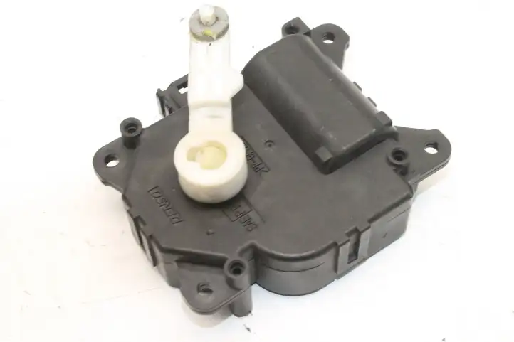 Toyota Yaris (2014 - 2019) CZ1138002810 Двигатель задвижки потока воздуха — фото 3