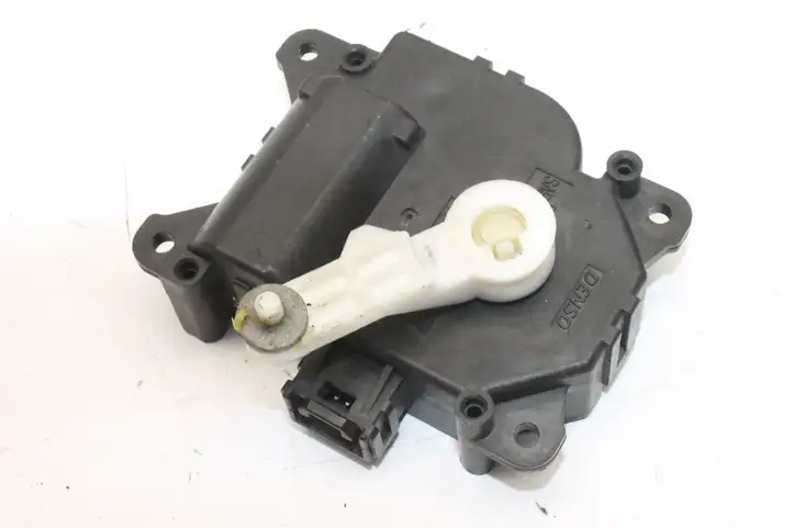 Toyota Yaris (2014 - 2019) CZ1138002810 Двигатель задвижки потока воздуха — фото 4