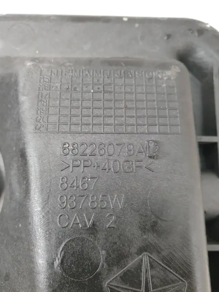 Chrysler Pacifica (2016 - ) 68226079AD Площадка аккумулятора — фото 4