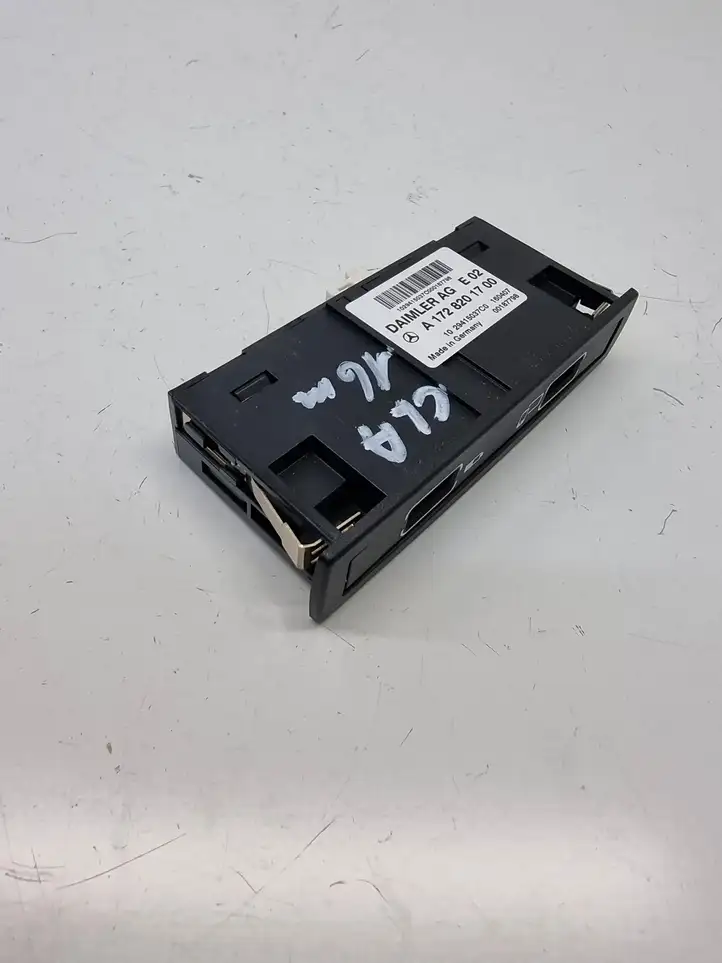 Mercedes-Benz CLA C117,X117,W117 (2013 - 2019) A1728201700 USB разъем — фото 2