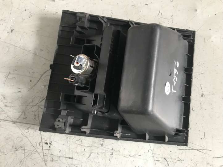 Opel Zafira (2006 - 2008)  13162600 Прикуриватель