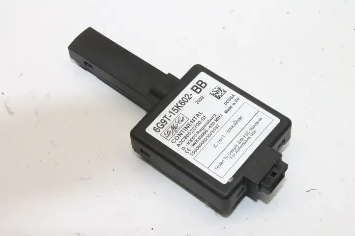 Ford Focus (2011 - 2015) 6G9T15K602BB Усилитель антенны — фото 2