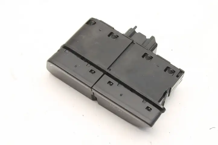Ford Focus (2011 - 2015) CM5T14B436BA Кнопка фаркопа в багажнике — фото 2