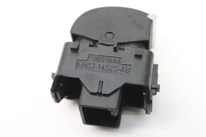 Ford Focus (2011 - 2015) BM5T14529AB Кнопка фаркопа в багажнике — фото 3