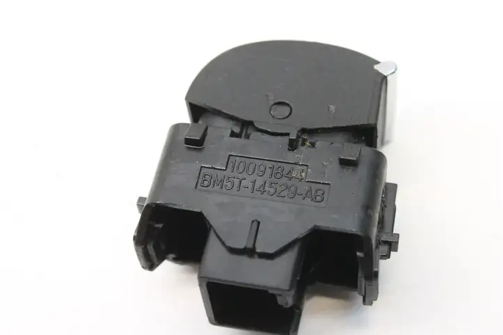 Ford Focus (2011 - 2015) BM5T14529AB Кнопка фаркопа в багажнике — фото 4