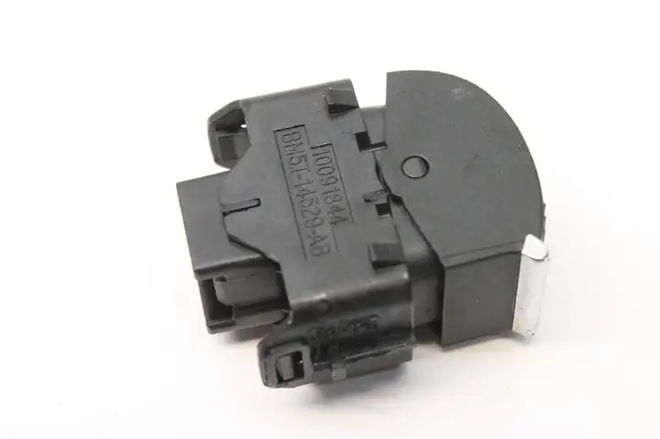 Ford Focus (2011 - 2015) BM5T14529AB Кнопка фаркопа в багажнике — фото 3
