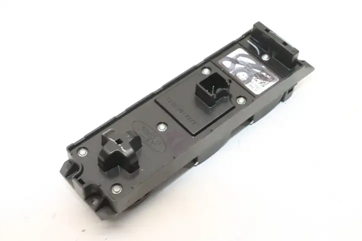 Ford Focus (2011 - 2015) AM5T14A132AA Кнопка фаркопа в багажнике — фото 3