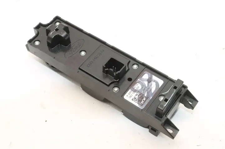 Ford Focus (2011 - 2015) AM5T14A132AA Кнопка фаркопа в багажнике — фото 4